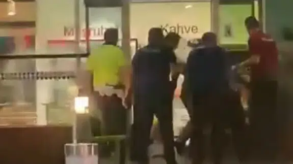 Havalimanında polise bıçaklı saldırı: 4 yaralı