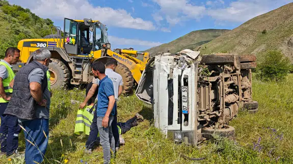 Bingöl Karlıova'da su tankeri devrildi : 2 kişi yaralandı