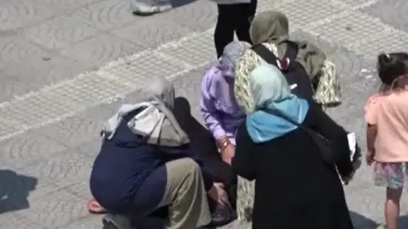 Samsun'da sıcaktan bayılan kadının yardımına çevredekiler koştu
