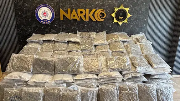 Silivri'de uyuşturucu operasyonu : Tırda 376 kilo marihuana ele geçirildi