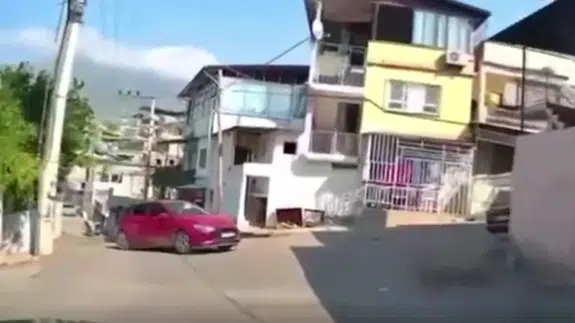 Hatay İskenderun'da otomobil kontrolden çıkıp duvara çarptı