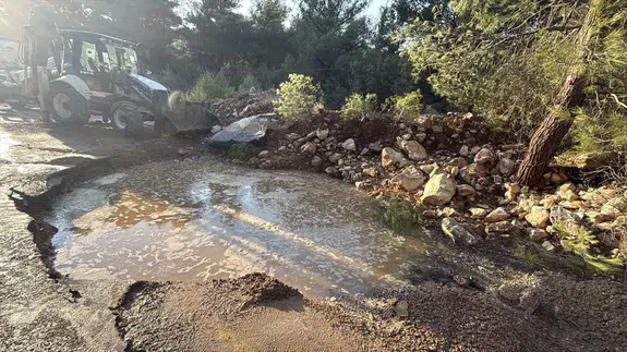 Muğla'da ana su isale hattı patladı : Yolda çökme oluştu