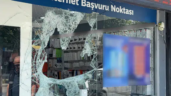 Başakşehir'de maskeli hırsızlar camını odunla kırdıkları dükkandan 400 bin liralık telefon çaldı