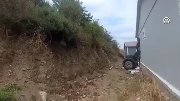 Sivas'ta freni boşalan traktör eve girdi ! 8 yaşındaki çocuk yaralandı