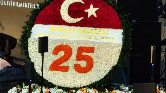 Bahçeli’den AK Parti’nin 25. yıl dönümüne özel çelenk
