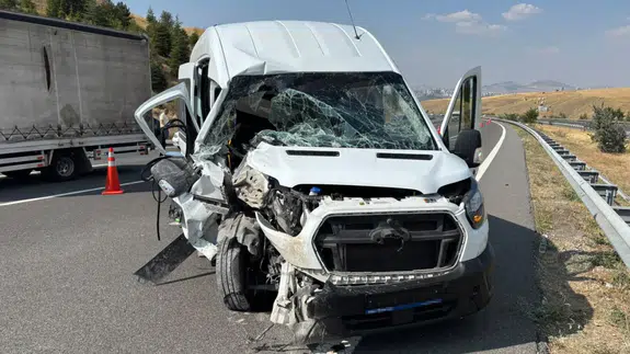 Servis minibüsü tıra çarptı: 1'i ağır 7 yaralı