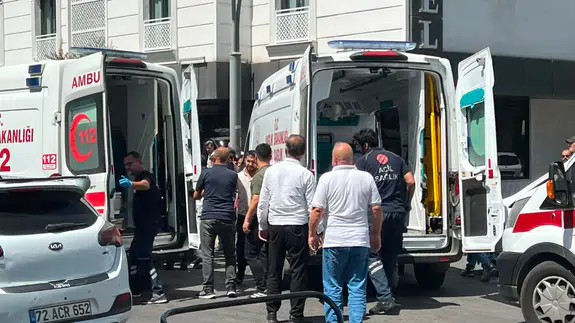 Batman'da motosiklet ile iki otomobil çarpıştı : 1'i ağır 2 yaralı