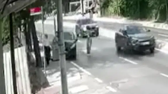 Pendik'te yayaya çarpmamak için direksiyon kırdı : Dede ve torununu yaralandı