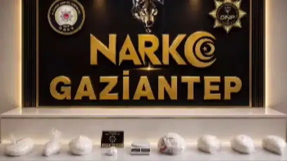 Gaziantep'te kıyafetlerin arasına zulalanmış 7 kilo uyuşturucu ele geçirildi