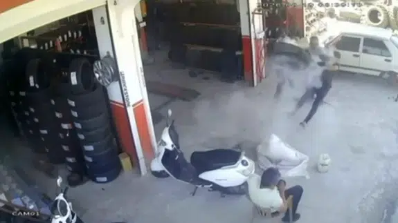 Gaziantep'te otomobil lastiği bomba gibi patladı : İşçi havaya savruldu