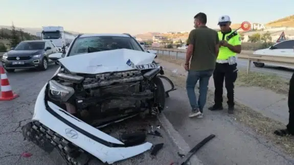 Kırıkkale'de iki otomobil çarpıştı : 4 yaralı