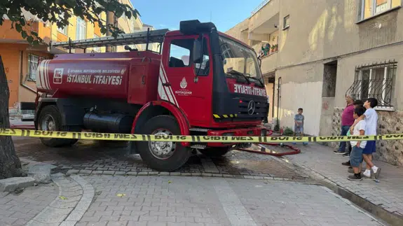 Küçükçekmece'de 6 katlı binanın çatısında yangın çıktı
