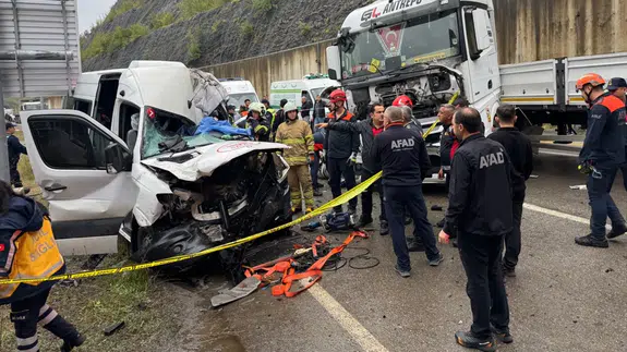 Bartın'da yolcu minibüsü ile tır çarpıştı : 1 ölü, 11 yaralı