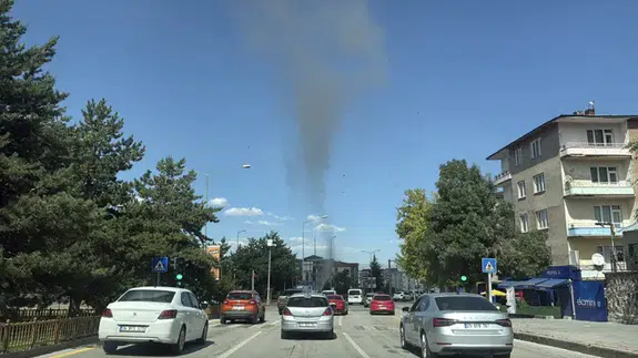 Erzurum'da inşaat şantiyesinde çıkan hortum araç kamerasında