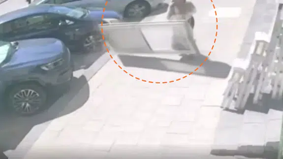 Karaman'da kadının üzerine 7 metreden kapı düştü : Son anda kurtuldu