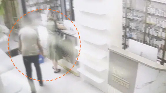 Kadın müşteriyi gizlice çekti, serbest bırakıldı