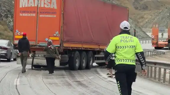 Erzincan-Sivas kara yolunda tır bariyere çarptı : Sakaltutan'da trafik kilitlendi