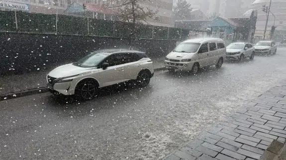 Bitlis'te sağanak ve ceviz büyüklüğünde dolu etkili oldu