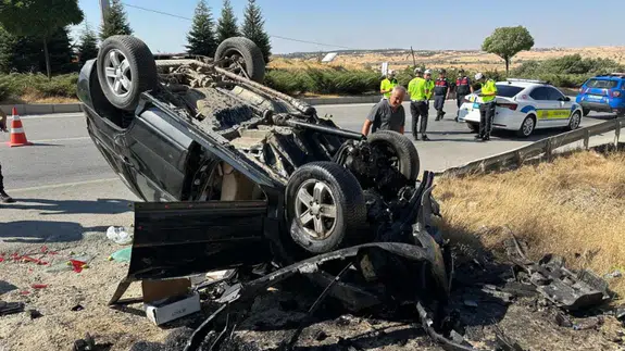Uşak'ta otomobil takla attı : 66 yaşındaki sürücü ağır yaralandı