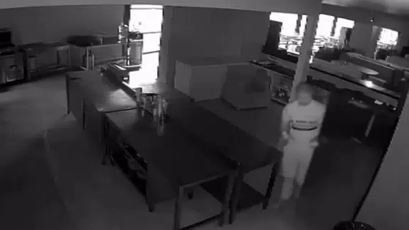Elazığ'da bir kafeye giren iki şüpheli kasadaki parayı alıp mutfakta yemek pişirdi