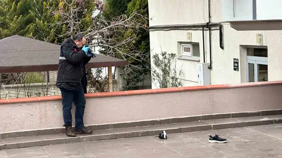 Uşak’ta 8 katlı binanın çatısından düşen adam öldü