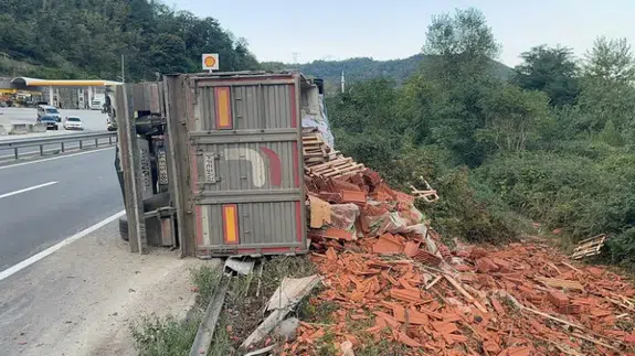 Sakarya'da tuğla yüklü tır devrildi: Sürücü araçtan kendi imkanlarıyla çıktı