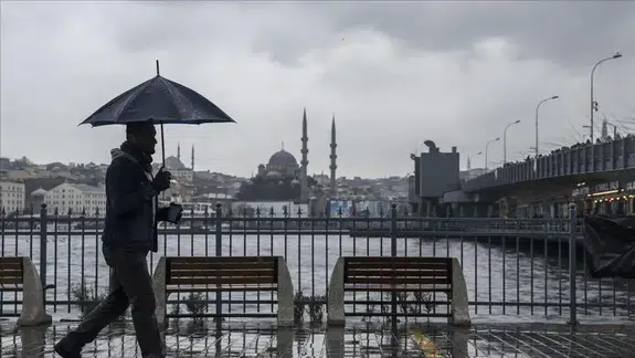 İstanbul'da hava sıcaklıkları sert düşecek: Meteoroloji ve AKOM'dan sağanak uyarısı