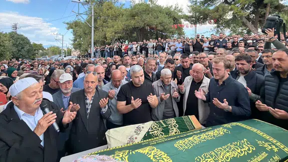 Bursa'daki kazada ölen anne ve 3 yaşındaki kızı defnedildi