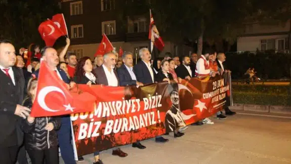 Bursa'da sağanak altında cumhuriyet yürüyüşü nasıl geçti?