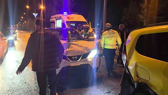 Farabi Bulvarı'nda zincirleme kaza : Sürücülerden biri alkolmetreyi reddetti !