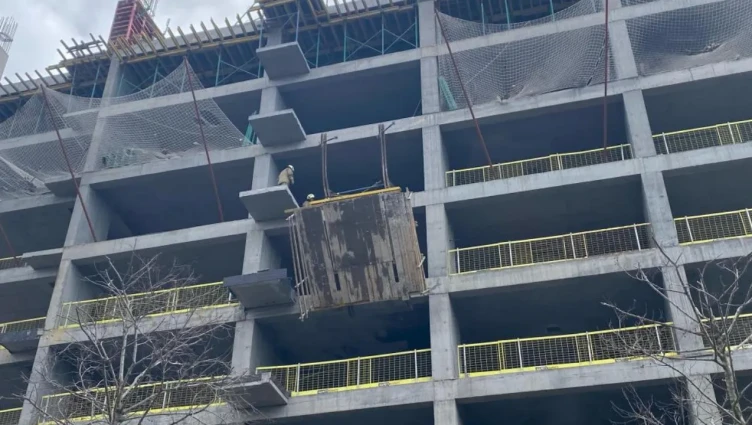 İnşaat iskelesi çöktü! 2 işçi yaralandı