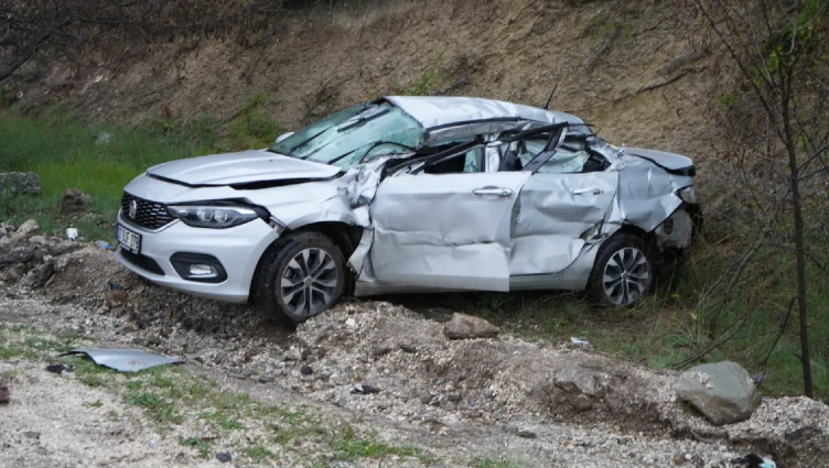 Burdur'da kayan tır dorsesi otomobile çarptı: 4 yaralı