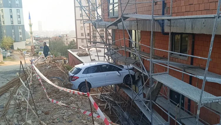 Kartal'da şoke eden kaza: Otomobil duvar ile bina arasında asılı kaldı