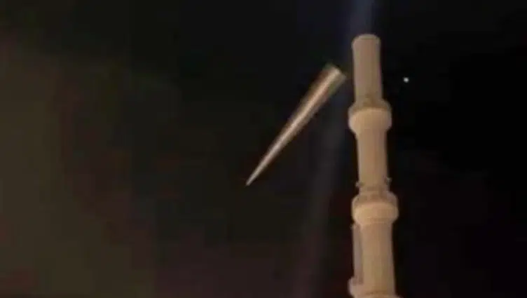 Isparta’da şiddetli fırtına cami minaresinin külahını yerinden söktü