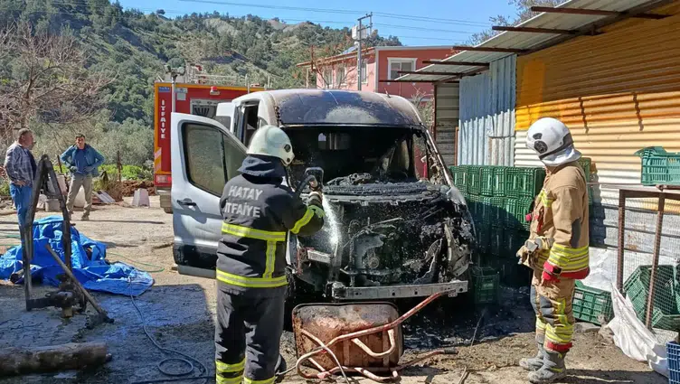 Arsuz’da park halindeki minibüs alev alev yandı
