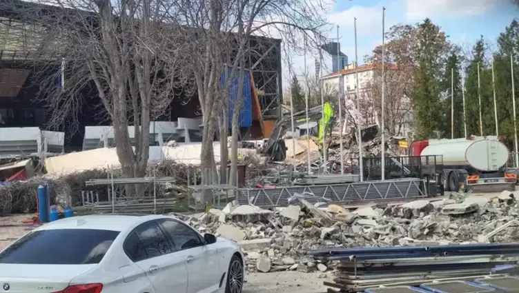 Ankara'da spor salonunun kontrollü yıkımı sırasında duvar çöktü