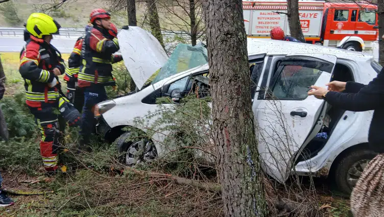 Balıkesir'de kaza : Otomobil ormanlık alana uçtu
