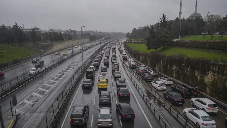 İstanbul’da bayram dönüşü trafik alarmı : Anadolu yakasında yoğunluk yüzde 78’e ulaştı