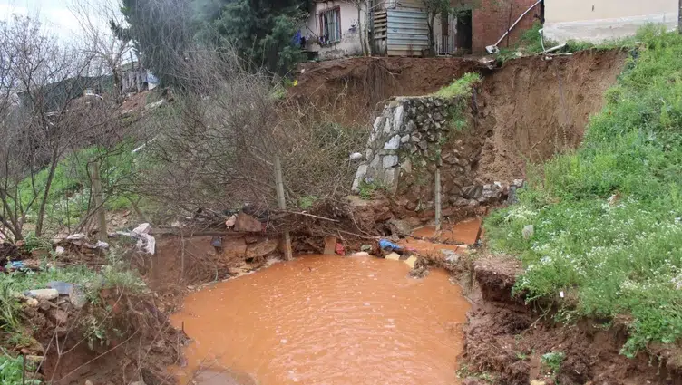 Aydın'da çay taştı : Toprak kaydı , tahliye işlemi başladı