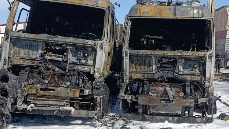 Mersin'de pak halindeki 2 tır yandı : Ekipler kontrol altına aldı