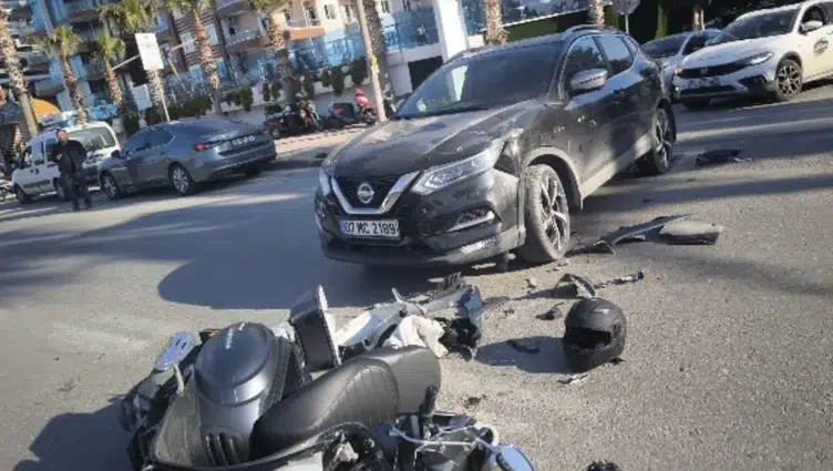 Antalya'da otomobil ile motosiklet çarpıştı : 23 yaşındaki genç hayatını kaybetti