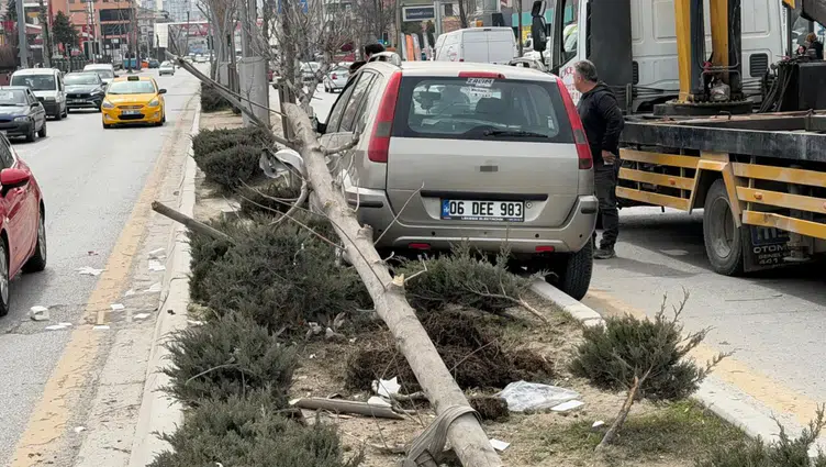 Ankara’da araç yayalara çarptı : 1’i ağır 2 yaralı