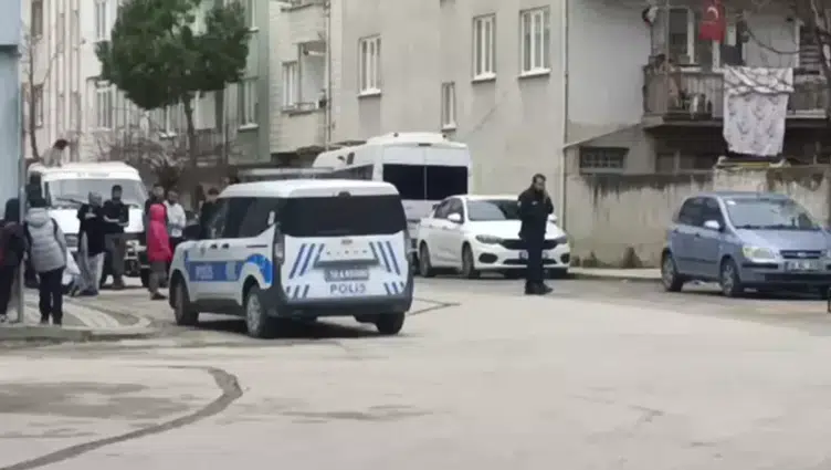 İnegöl’de komşu kavgası kanlı bitti : Bıçak ve sopayla 2 kadını yaralayıp kaçtı!