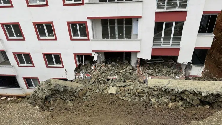 Trabzon'da istinat duvarı çöktü : Yeni bina zarar gördü