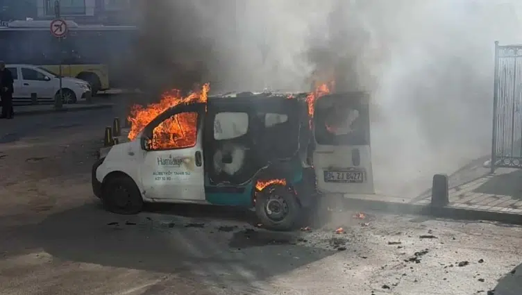 Gaziosmanpaşa’da park halindeki araç alevlere teslim oldu