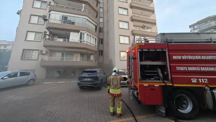 Hatay İskenderun'da bina yangını : Kontrol altına alındı