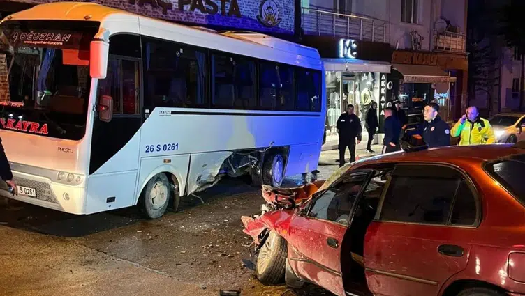 Eskişehir'de yolcu otobüsü ile otomobil çarpıştı : Araçlar ağır hasar aldı