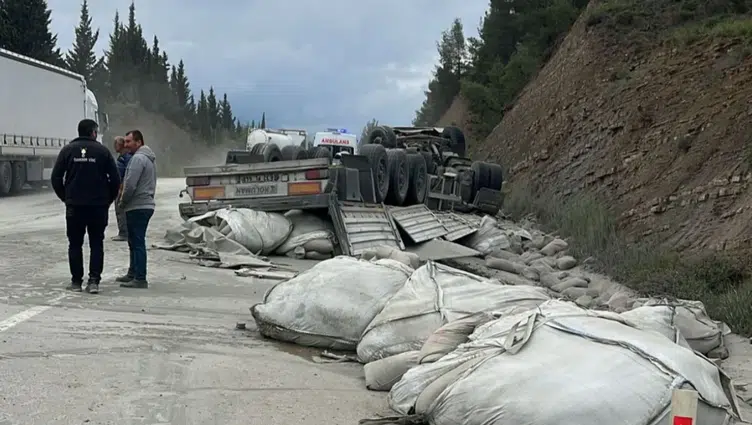 Burdur’da yoldan çıkan tır hurdaya döndü : 1 yaralı
