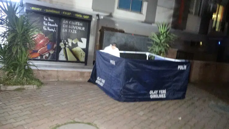 Antalya'da kaldırımda şüpheli ölüm : 30 yaşındaki genç hareketsiz halde bulundu