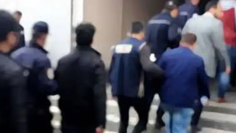 İzmir'de okullara yönelik tehdit operasyonu : 25’i çocuk 30 gözaltı